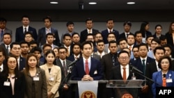 Zyrtarët e partisë së ndaluar tajlandeze "Ecni Përpara"