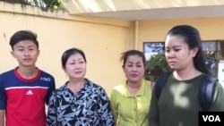 ក្រុមគ្រួសារមន្រ្តីអាដហុក និងមន្រ្តី គ.ជ.ប ដែលកំពុងជាប់ឃុំ ដាក់ញត្តិទៅខុទ្ទកាល័យនាយករដ្ឋមន្រ្តី និងព្រះបរមរាជវាំងសុំអន្តរាគមន៍ឲ្យដោះលែងឪពុកម្តាយ និងស្វាមីរបស់ពួកគេដែលកំពុងត្រូវបានឃុំខ្លួន។ (កាន់ វិច្ឆិកា/VOA)