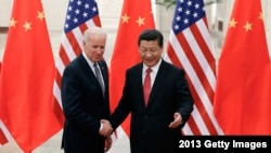 2013年時任美國副總統拜登(左）與中國國家主席習近平在北京人民大會堂會面