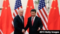 2013年12月4日中國國家主席習近平與來訪的美國副總統拜登握手