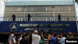 Periodistas cubren conferencia de prensa con Cristiana Chamorro fuera del Ministerio del Interior, en Managua, el 20 de mayo de 2021.