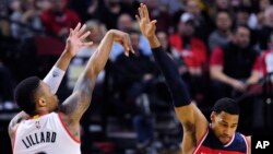 Damian Lillard des Portland Trail Blazers, à gauche, Portland, Oregon, le 8 mars 2016.