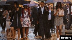 U.S. President Barack Obama tours Old Havana with his family at the start of a three-day visit to Cuba, in Havana, March 20, 2016. 