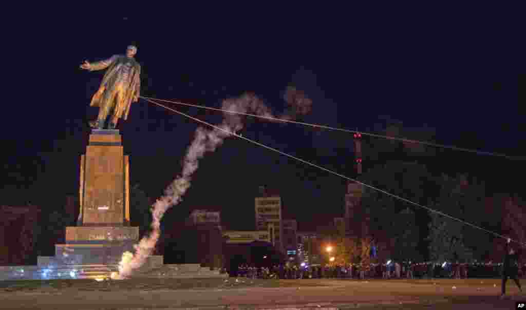 Activists pull down Ukraine's biggest monument to Vladimir Lenin at a pro-Ukraine rally in the central square of the eastern city of Kharkiv, Sept. 28, 2014. 