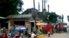 Vue partielle d'un marché sur la route qui mène à Palma, au nord du Mozambique. (Photo: Abdushakur Aboud/VOA)