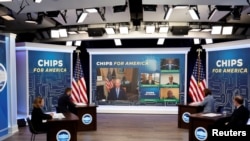 美国总统拜登在华盛顿与商界和劳工领袖就《芯片法案》举行虚拟会议
