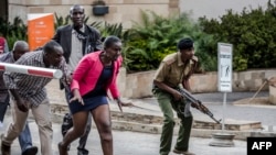 Watu wakijaribu kuondoka eneo la hotel Dusit, Nairobi January 15, 2019. 