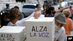 Un anciano vota en una consulta organizada por la oposición para rechazar el gobierno del presidente Nicolás Maduro en Caracas, Venezuela, el sábado 12 de diciembre de 2020.