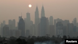 A view shows the city shrouded by haze in Kuala Lumpur, Malaysia October 9, 2023. (REUTERS/Hasnoor Hussain)