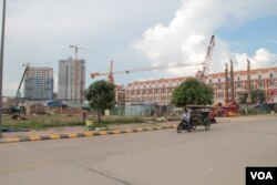 រូបឯកសារ៖ អគារ​ខ្ពស់ៗ​កំពុង​ត្រូវ​បាន​សាង​សង់​ឡើង​នៅ​ក្នុង​ទីក្រុង​ភ្នំពេញ នៅ​ថ្ងៃ​ទី​២៩ ខែ​កញ្ញា ឆ្នាំ​២០១៤។ (នូវ ពៅលក្ខិណា/VOA)