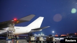 ယူကရိန်းနိုင်ငံ၊ Boryspil အပြည်ပြည်ဆိုင်ရာလေဆိပ်တွင် လေယာဥ်ပေါ်မှချနေသည့် ယူကရိန်းအတွက် အမေရိကန်၏ စစ်ရေးအကူအညီများ။ (ဖေဖော်ဝါရီ ၅၊​ ၂၀၂၂) (Reuters)