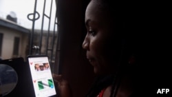 Une Nigériane accédant à Twitter sur son smartphone à Lagos ( 29 octobre 2018)
