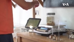 Продавници во САД застануваат против пакувањата за еднократна употреба, купувачите полнат во тегли