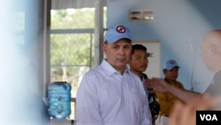 ឯកអគ្គ​រដ្ឋ​ទូតអាមេរិក លោក William Heidt បាន​ទៅ​បំពេញ​ទស្សនកិច្ច​នៅ​វិទ្យាស្ថាន​បច្ចេក​ទេស​ សកម្មភាព​កម្ចាត់​មីន​របស់​ស៊ីម៉ាក់ ​នៅ​ក្នុង​ខេត្ត​កំពង់ឆ្នាំង កាលពី​ថ្ងៃទី៣១ ខែមីនា ឆ្នាំ២០១៧។ (ស៊ុន ណារិន/VOA)