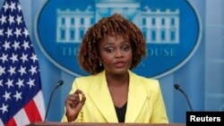 Речниця Білого Дому Карін Жан-П'єр під чаc брифінгу 