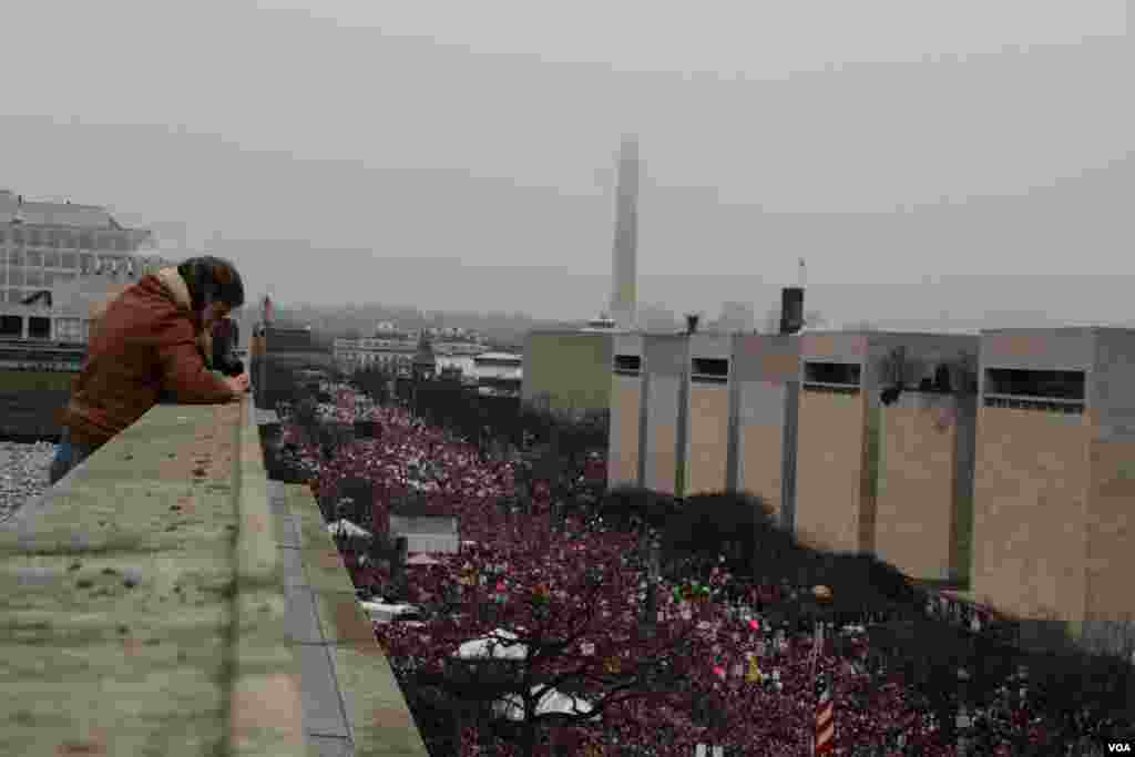 ក្បួន​ដង្ហែរ​ស្ត្រី​ឬ​ដែល​ហៅថា «Women's March‍» នៅ​ក្នុង​រដ្ឋធានី វ៉ាស៊ីនតោន កាលពី​ថ្ងៃទី២១ ខែ​មករា ឆ្នាំ២០១៧។ (រូបថត​ដោយ ស្រេង លក្ខិណា/VOA Khmer)