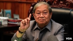 រូប​ឯកសារ៖ លោក ​ខៀវ កាញារីទ្ធ​ រដ្ឋមន្ត្រី​ក្រសួង​ព័ត៌មាន​ ថ្លែង​អំពី​ចំណាត់​ការ​ពាក់ព័ន្ធ​នឹង​ការ​បិទ​ស្ថាប័ន​សារព័ត៌មាន​មួយ​ចំនួន​នៅកម្ពុជា​នៅក្នុង​សន្និសីទ​សារព័តមាន​ នៅថ្ងៃទី​២៤​ ខែ​សីហា​ ឆ្នាំ២០១៧។​ (ហ៊ាន សុជាតា/VOA)