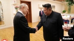 Ruski predsednik Vladimir Putin rukuuje se sa severnokorejskim liderom Kim Džong Unom (Foto: KCNA via REUTERS)