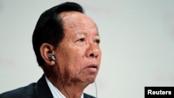 រូបឯកសារ៖ លោក​ឧត្តម​សេនីយ៍ ទៀ បាញ់​ រដ្ឋមន្ត្រី​ក្រសួង​ការពារ​ជាតិ រង់​ចាំ​វេន​និយាយ​នៅ​កិច្ច​ប្រជុំ​កំពូល​ស្តី​អំពី​សន្តិសុខ​អាស៊ី​នៅ​វិទ្យា​ស្ថាន​អន្តរជាតិ​នៃ​ការសិក្សា​យុទ្ធសាស្ត្រ នៅ​ប្រទេស​សិង្ហបុរី ខែ​មិថុនា ឆ្នាំ​២០១២។​ (Reuters)