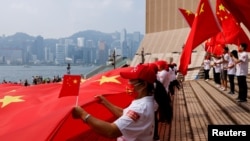 资料照：中国国庆日在香港的亲北京人士挥舞中国国旗。（2021年9月28日）