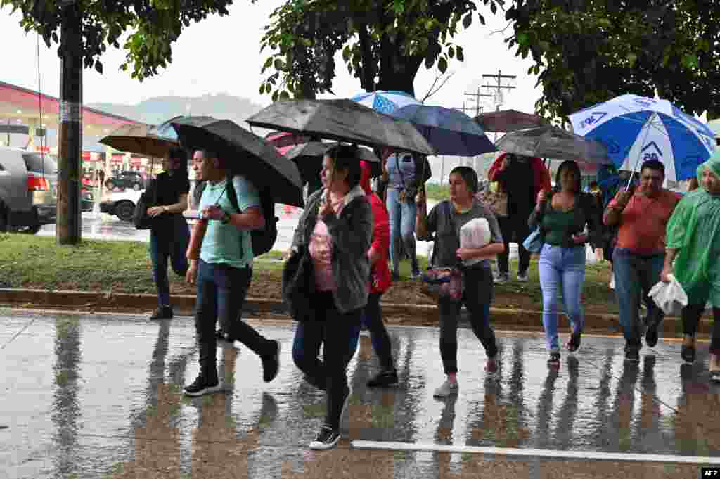 "Los ciudadanos deben prestar atención a las instrucciones y trasladarse a refugios seguros, lejos de los ríos", dijo la presidenta Castro en su cuenta de X.&nbsp;