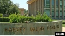 태풍 '사리카'가 강타한 필리핀 마닐라 인근 교량 밑에서 놀고 있는 어린이. 사리카의 영향으로 루손섬 일대에서 1만2천여명이 대피한 가운데, 강변에 모여있는 판잣집 촌에서 희생자들이 많이 나오고 있다고 당국은 밝혔다.<br />
&nbsp;