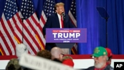 2024年3月2日星期六，共和党总统候选人、前总统唐纳德·特朗普在维吉尼亚州里士满举行的竞选集会上发表讲话。(美联社)