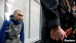 Ruski vojnik Šišimarin na sudskom pretresu u Kijevu, 19. maja 2022. 