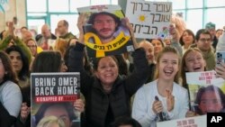 Prijatelji Omera Wenkerta (23) okupili su se kako bi gledali TV prenos njegovog oslobađanja od strane palestinskih militanata iz Gaze.