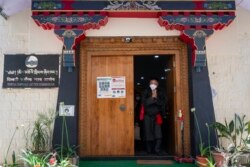 Penpa Tsering, Presiden Administrasi Pusat Tibet yang baru terpilih, meninggalkan gedung Komisi Keadilan Tertinggi Tibet setelah dilantik di Dharmsala, India, Kamis, 27 Mei 2021.