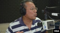 លោក​បណ្ឌិត សុក ស៊ីផាណា​ ទី​ប្រឹក្សា​ផ្នែក​សេដ្ឋកិច្ច​របស់​រដ្ឋាភិបាល​កម្ពុជា​ ពិភាក្សា​ក្នុង​កម្មវិធី​«សំឡេង​យុវជន» កាល​ពី​ថ្ងៃ​ទី​១១ ខែ​កុម្ភៈ។