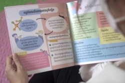 «សៀវភៅ​ជំនួយ​សម្រាប់​ឪពុក​ម្តាយ​កុមារ​អូទីហ្សឹម»​ រាជធានី​ភ្នំពេញ​ ថ្ងៃទី​២​ ខែវិច្ឆិកា​ ឆ្នាំ២០២១។ (ហ៊ាន សុជាតា/វីអូអេ)