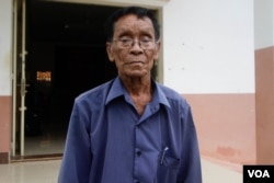 លោក ព្រំ សារ៉ន អាយុ៧៧ឆ្នាំ ចៅសង្កាត់​រការធំ ដែល​នឹង​ចូលរួមប្រកួត​ប្រជែង​យក​តំណែង​ចៅសង្កាត់។ (ស៊ុន ណារិន/VOA)