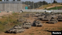 Tanques israelíes maniobran en su camino hacia Gaza, cerca de la frontera entre Israel y el enclave palestino, el 10 de abril de 2024.