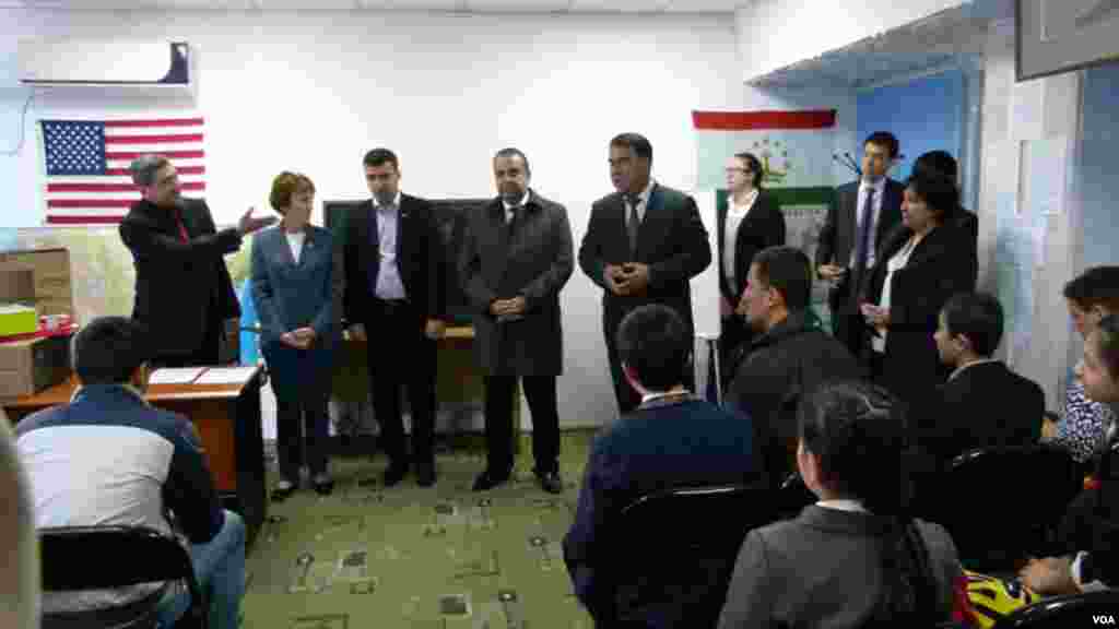 Kutubxona direktori mahalliy hukumat vakilalriga so'z bermoqda