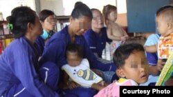 កុមារតូចៗកាន់តែច្រើនឡើងបន្តរស់នៅជាមួយម្តាយរបស់ពួកគេ ដែលត្រូវបាន​ឃុំខ្លួននៅតាមមន្ទីរឃុំឃាំងនានា ខណៈពេលដែលពួកគេកំពុងរង់ចាំសវនាការកាត់ក្តី។ ការ​ឃុំខ្លួនបណ្តោះអាសន្ននេះបានងបង្កឲ្យស្ថានភាពក្នុងពន្ធនាគារកាន់តែចង្អៀតនៅតាមមន្ទីរពន្ធនាគារនានាក្នុងប្រទេសកម្ពុជា។ (រូបថតដោយអង្គការសិទ្ធិមនុស្ស លីកាដូ)