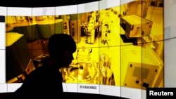 一名參觀者在台灣新竹參觀台積電的創新館。 (2024年5月29日)