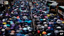 Manifestantes contrarios al gobierno con paraguas participan en una marcha en Hong Kong, el domingo 6 de octubre de 2019. (AP Foto/Vincent Yu)