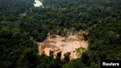 ARCHIVO - Un helicóptero del IBAMA visto en las proximidades del río Uraricoera, en el estado de Roraima, durante una operación contra la minería ilegal, en febrero de 2023.