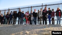 La directora del Centro de Derechos Fronterizos de la Unión Americana de Libertades Civiles (ACLU), Astrid Domínguez, ha solicitado una investigación sobre los centros de detención de de CBP y sus prácticas.