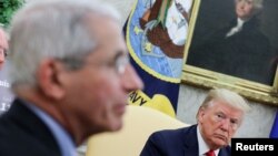Doktor Entoni Fauči (L) i predsednik SAD-a Donald Tramp (D) u Ovalnoj sobi Bele kuće (Foto: REUTERS/Carlos Barria)
