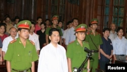 Huquq faoli Su Ha Vu (o'rtada) ustidan o'tkazilgan sud majlisi, Xanoy, 21-avgust, 2011-yil.