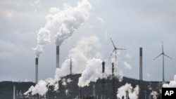 ARCHIVO - El telón de fondo industrial de una refinería de BP y una planta de energía a carbón de Uniper se ve en Gelsenkirchen, Alemania, el 6 de marzo de 2023.