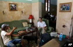 Muchos cubanos iniciaron emprendimientos de renta de habitaciones a turistas tras el deshielo entre Cuba y EE.UU. en 2014.