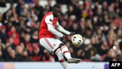 Nicolas Pépé exécute un coup-franc lors du match contre Guimaraes à Londres, Angleterre, le 24 octobre 2019.