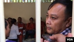 លោក ណៃ វ៉ង់ដា មន្រ្តី​ការពារ​សិទ្ធិ​មនុស្ស​សមាគម​អាដហុក កំពុង​និយាយ​ជាមួយ​អ្នកសារព័ត៌មាន​នៅក្នុង​បន្ទប់​រង់ចាំ ក្រោយពី​ចេញ​ពី​ការស្តាប់​ការប្រកាស​សាលដីកា​នៅ​តុលាការ​កំពូល នៅ​ថ្ងៃទី៣០ ខែវិច្ឆិកា ឆ្នាំ២០១៦។ (កាន់ វិច្ឆិកា/VOA)