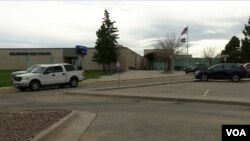 Policijski automobil ispred srednje škole Kolumbajn