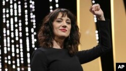 Actress Asia Argento gestures on stage during the closing ceremony of the 71st international film festival, Cannes, southern France, Saturday, May 19, 2018. (Vianney Le Caer)