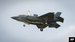 Arhiva - Avion F-35 "Lajting II" lebdi pred masom ljuti tokom svog prvog samostalnoj pojaviljanja na Farnobrot aeromitingu u Velikoj Britaniji, 12. jula 2016.