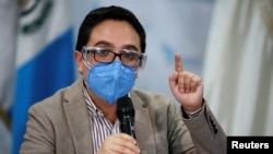 Juan Francisco Sandoval, quien fue destituido por el Fiscal General de Guatemala como jefe de la Fiscalía Especial Contra la Impunidad (FECI), habla durante una conferencia de prensa en la Ciudad de Guatemala, el 23 de julio de 2021.